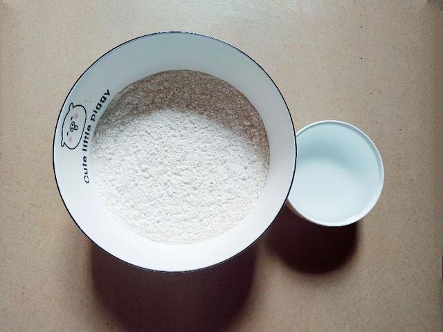 烙饼最忌“揉”，老妈用了几十年烙饼的方法，柔软多层，久放不硬