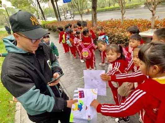 孩子|遇见春天的童话！春游路上，桃源学前教育集团的小伢儿遇到了…