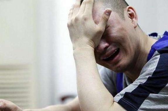 #超级宝妈#“爸妈不行了，弟弟要你照顾了”，面对父母的嘱咐，儿子含泪接受