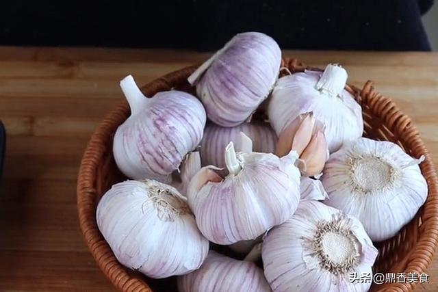 腌腊八蒜，牢记3放3不放，大蒜粒粒碧绿，汤汁酸甜，脆爽可口