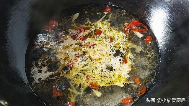 天冷了，早餐来一碗热气腾腾的“姜丝猪肝面”，鲜香好吃浑身暖和