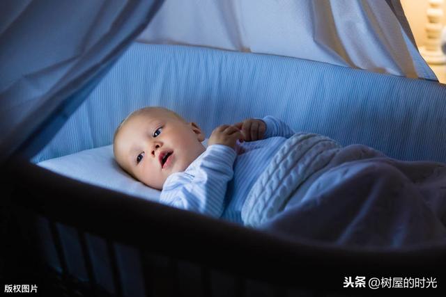 你的育儿经：新生宝宝睡觉总是黑白颠倒，新手爸妈应该如何纠正？试试这样做吧