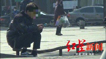 「红星新闻」男子随地吐痰被罚50元不说，还要把痰擦干净！成都城管斗硬整治