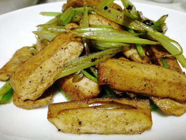 香干和什么搭配好吃？看看这味绿叶食材，成菜后香气扑鼻味美下饭