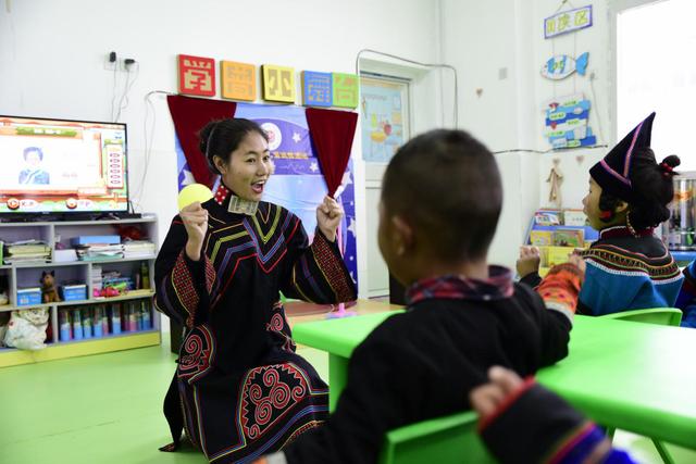 昭觉县洒拉地坡乡幼儿园辅导员：学好普通话彝族孩子们才有机会走出大山