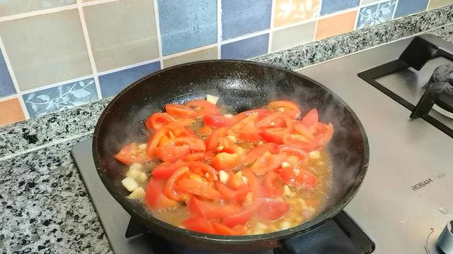 西红柿+冻豆腐这样做，酸香可口，特别下饭，不光好吃还能减肥