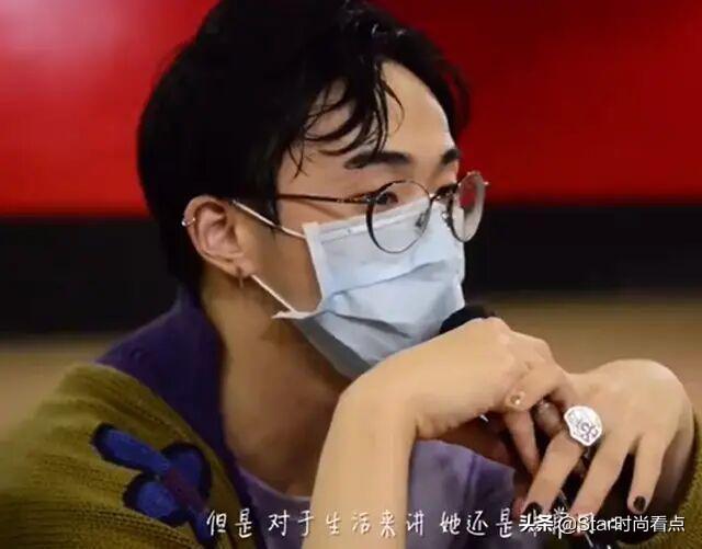 伊能静18岁儿子太潮，做跳色美甲戴耳环！直言51岁妈妈还是小可爱|资讯早知道