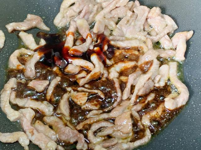 简单的家常菜，香菇炒肉丝，鲜香爽滑又下饭，回家10分钟就吃饭