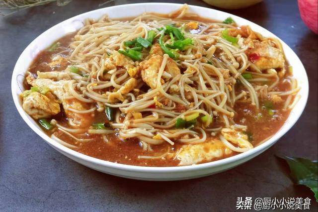 金针菇别再涮锅了！教你一个简单做法，脆嫩爽滑，我家一周吃5次