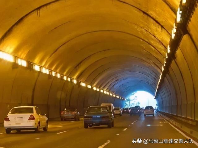 高速上隧道内禁止超车，前车速度太慢怎么办？交警提醒你正确做法