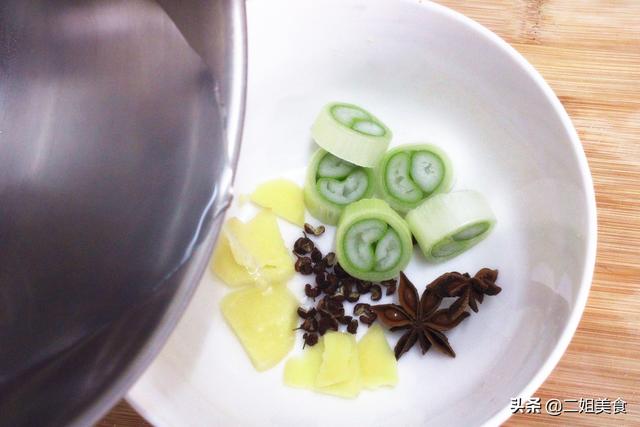 冬至多吃牛肉馅饺子，调料水和打馅不能忽略，教您2招，鲜嫩多汁