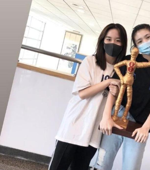 那抹微光|汪峰大女儿参赛获冠军，章子怡激动发文：老母亲骄傲