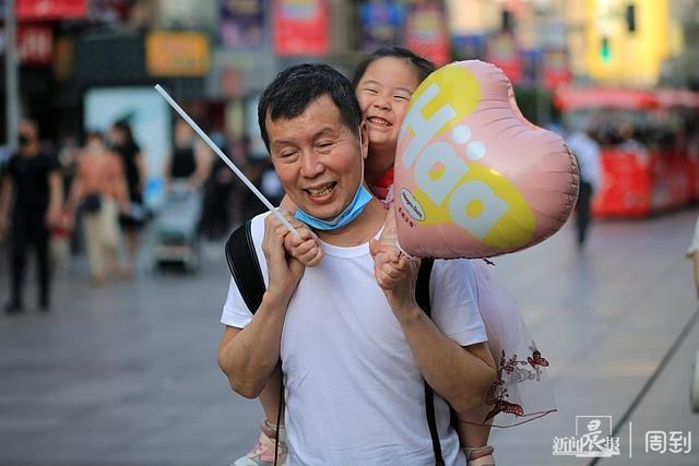 超级宝妈|逛街购物，“全家行动”过“六一”| 晨镜头
