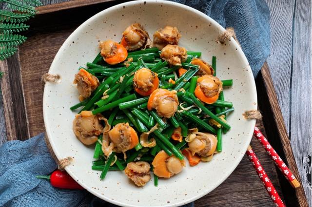 12月，这海鲜肥美价廉，15块钱买2斤，用韭苔一炒，全家都爱