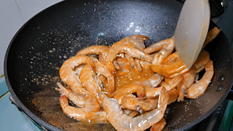 大虾不要只水煮，家常版油焖大虾，做法超简单，虾壳都舍不得剩