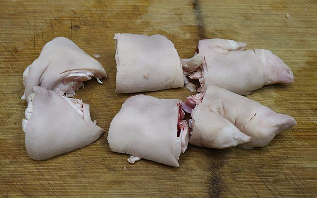 农家人爱吃的红烧猪蹄这样做，色泽红亮，口感软糯，胶原蛋白丰富