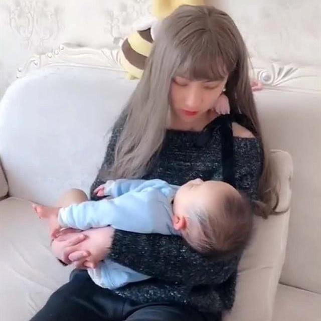你的育儿经▲宝爸化妆假扮成“妈妈”模样，成功哄睡宝宝，宝妈回家后哭笑不得