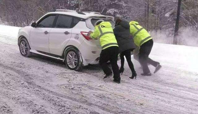 东北一场暴雪，揭开了新能源汽车“遮羞布”，车主开车只能穿棉衣