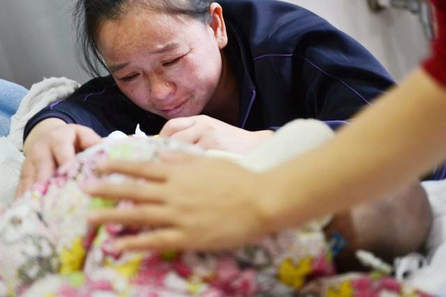 3岁女孩在商场父母走散，当广播喊出宝爸名字时，行人们笑翻了