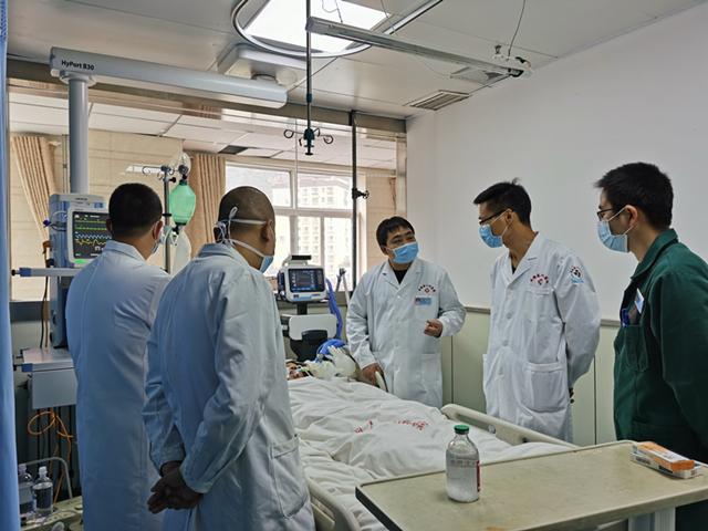 兰大二院健康帮扶医疗队成员开展甘南州首例“治疗性低温联合镇痛镇静保护脑功能”技术