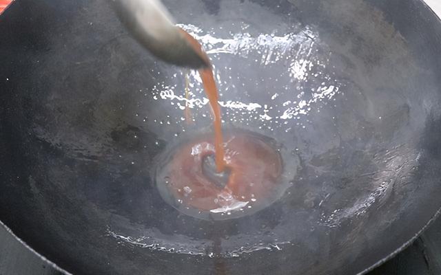 农家人爱吃的红烧猪蹄这样做，色泽红亮，口感软糯，胶原蛋白丰富