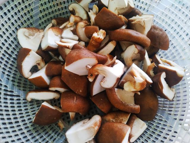 天气越来越冷，吃腻了羊肉汤，不妨试试它，价格便宜，人人吃得起