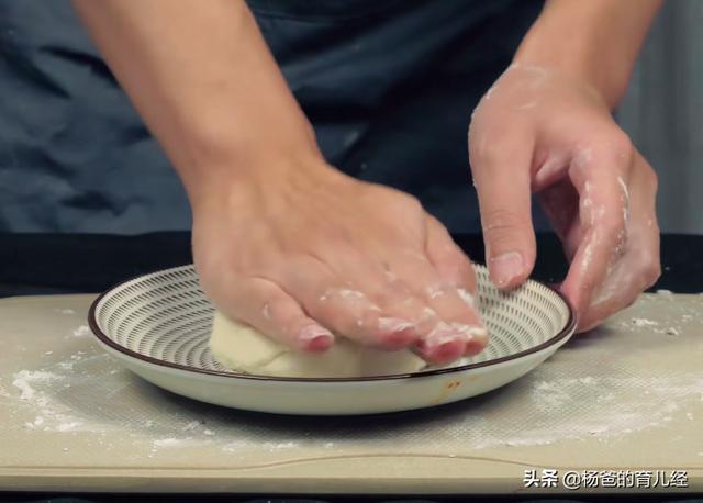 想吃芝麻烙饼不用买，先蒸后煎，营养香甜，孩子爱吃的美味早餐