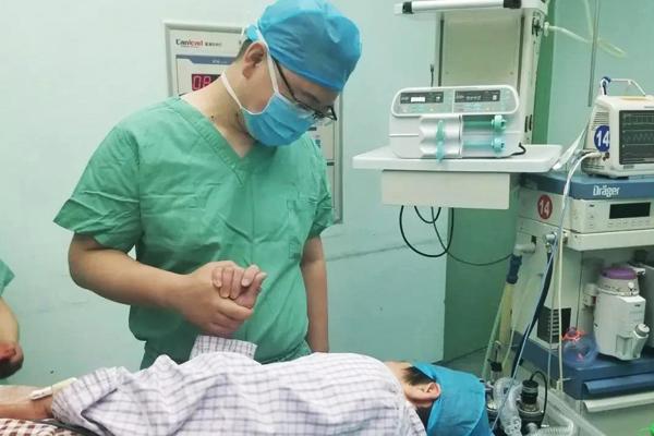 路军|“贾”医生，真情意！长治二院1医生拒收红包显医德