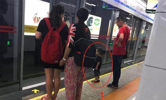 你的育儿经|一张地铁偷拍照，赢得数万网友点赞：孩子的教养，决定人生的高度