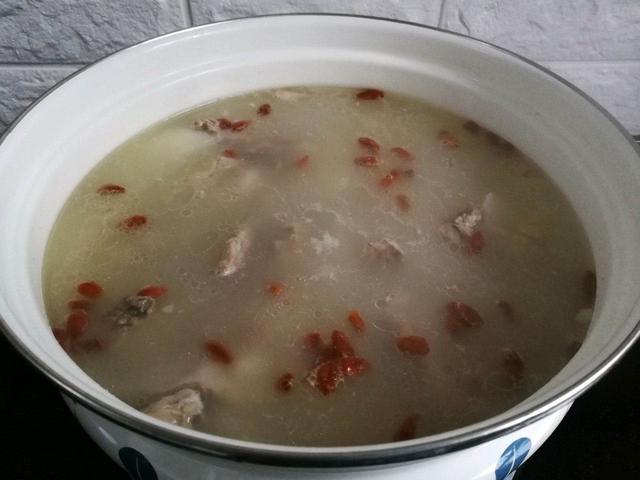 天气寒冷，给家人做一锅兔肉锅，味道超好，营养丰富