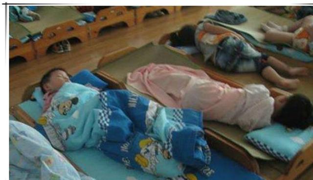 #你的育儿经#“明天就退学！”幼儿园老师晒了一张孩子午睡照，家长看完忍不了