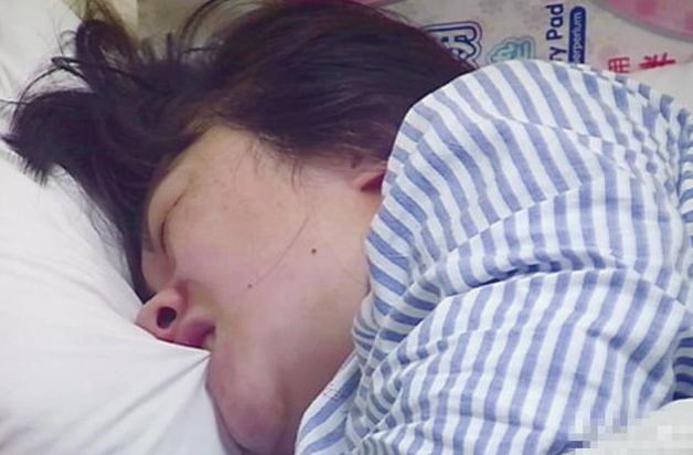 「你的育儿经」孕妇生孩子时疼得咬丈夫，却被丈夫打了一巴掌，医生：说了别陪产