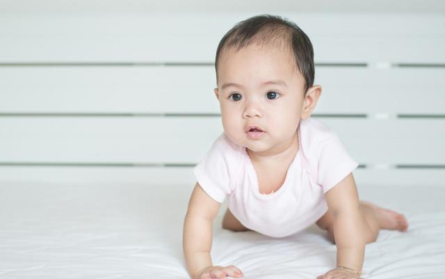 #你的育儿经#“先爬后走”与“不爬就走”的娃有啥不同？这3点差距显而易见