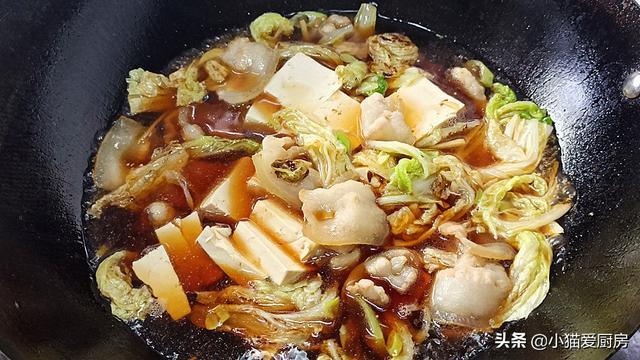 “白菜炖豆腐”这么做，口感味道都很不错，大人小孩子都爱吃