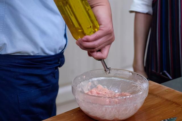 炒肉时，不能加3样调料，很多人爱加，难怪总粘锅，还没“肉味”