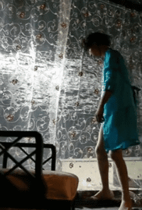 搞笑gif:妹子,你去洗洗脚可好