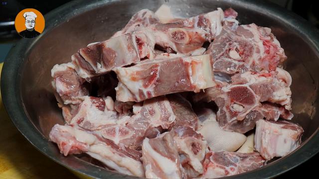 炖羊肉汤，切记不要直接炖，秘诀告诉你，羊肉汤浓肉香，不腥不膻