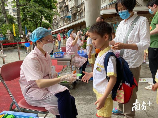超级宝妈|直击｜广州萌娃返园首日，老师家长“成功交接”
