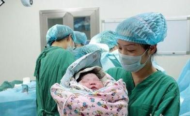 你的育儿经：分娩前先“破水”代表生男孩？破水和见红有区别，孕妈妈需了解