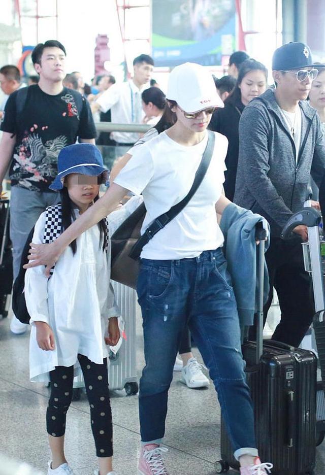 带货女王袁泉一家三口真接地气!走机场3人同穿基础款,但气质依旧高级