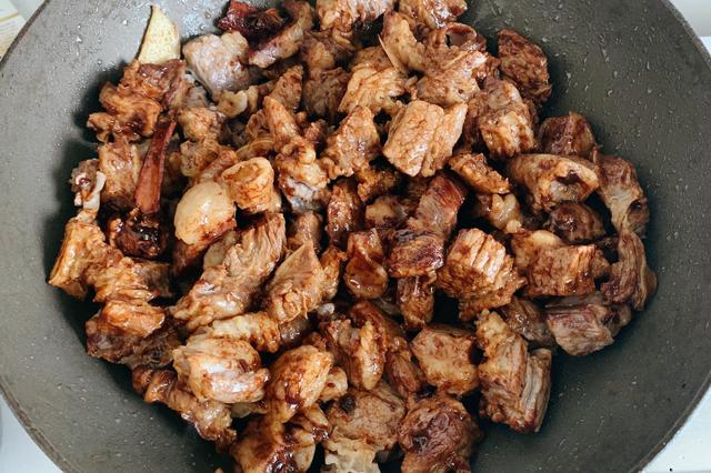 炖牛肉时，只需加入一勺特殊食材，牛肉软烂鲜香没腥味，百试百灵