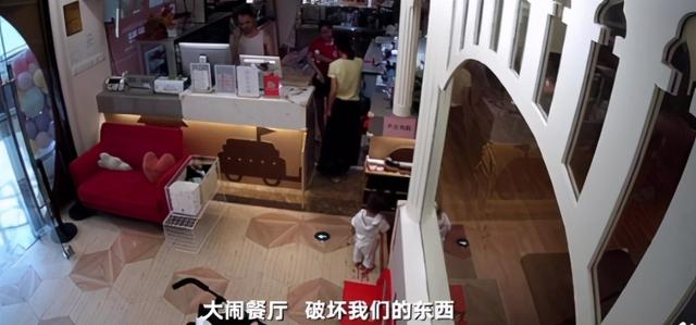 店员招呼女子管束一下孩子，却引起女子不满，直接脱下尿不湿报复