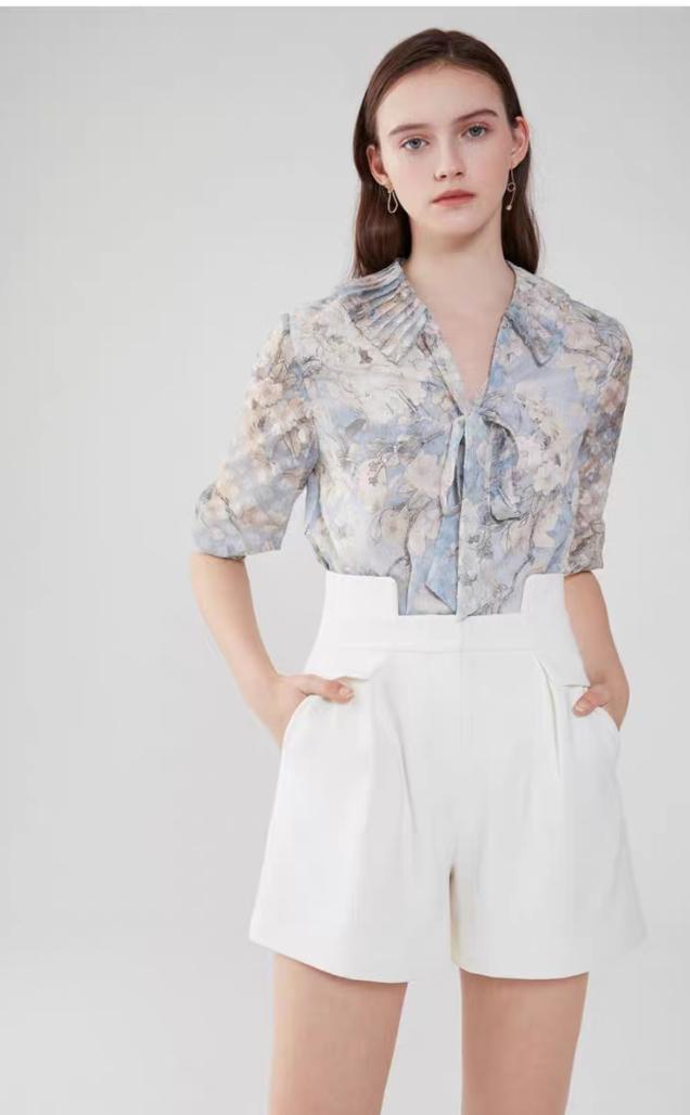 普拉达女王夏季的明媚与衬衫有关，各色小衫搭配出的风情也令人着迷