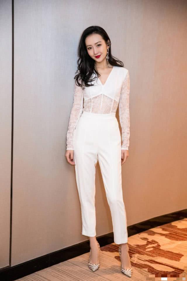 能驾驭烈焰红唇，也能素颜以对，王鸥的时尚感告诉你为何她是品牌的宠儿|影视交流地