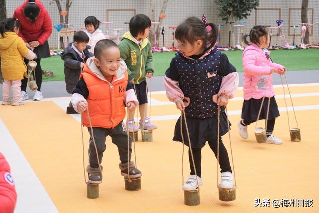 “竹”够你乐！冬日，梅城这群孩子的纯真笑脸，是打败寒冷最好的“武器”