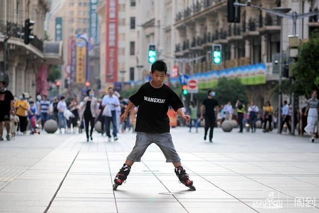超级宝妈|逛街购物，“全家行动”过“六一”| 晨镜头