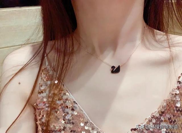 时尚探究社施华洛世奇火了125年的奢侈品牌，人造玻璃，价格却堪比天然水晶