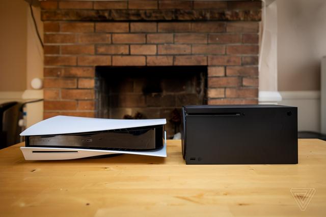 外媒曝光PS5与XSX/S实机对比图 PS5高度达到39CM