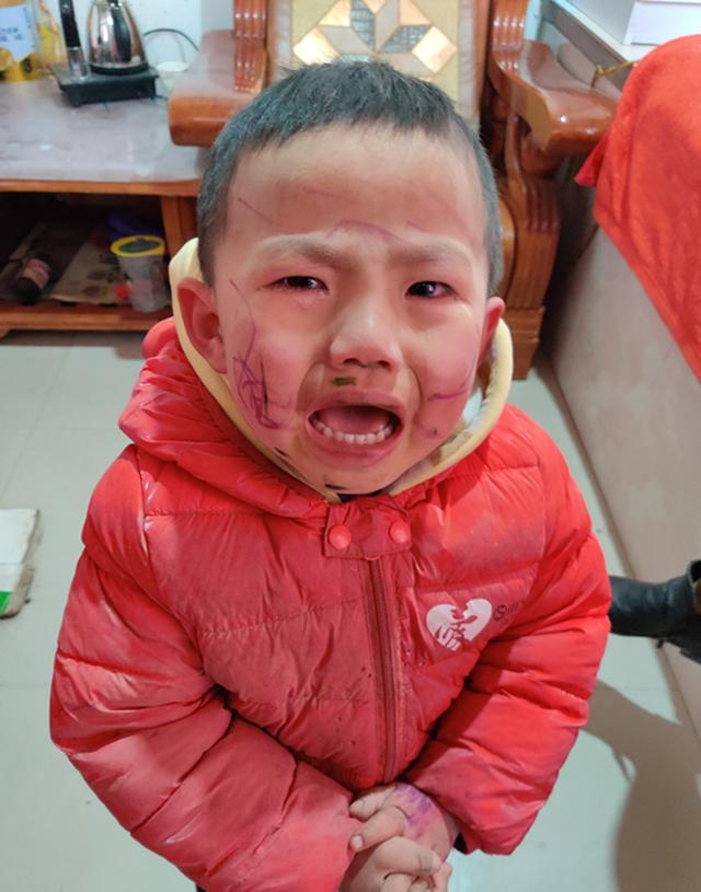 #超级宝妈#熊孩子乱涂乱画后心生“悔意”，网友：从此之后仇恨就这么埋下了