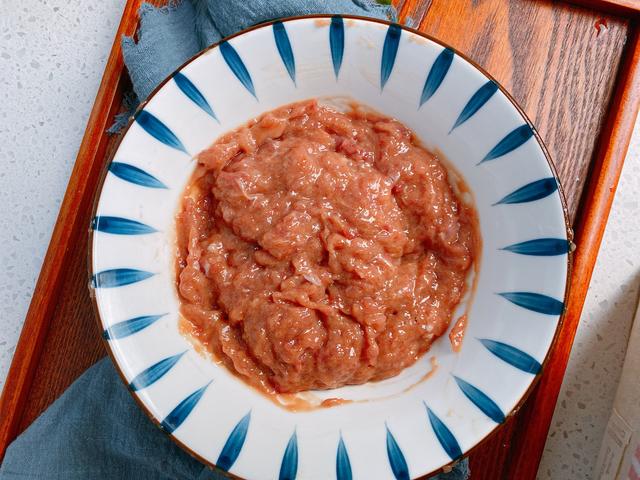 荠菜馅饺子怎么调最好吃？教你3招，荠菜翠绿不发黄，鲜嫩多汁